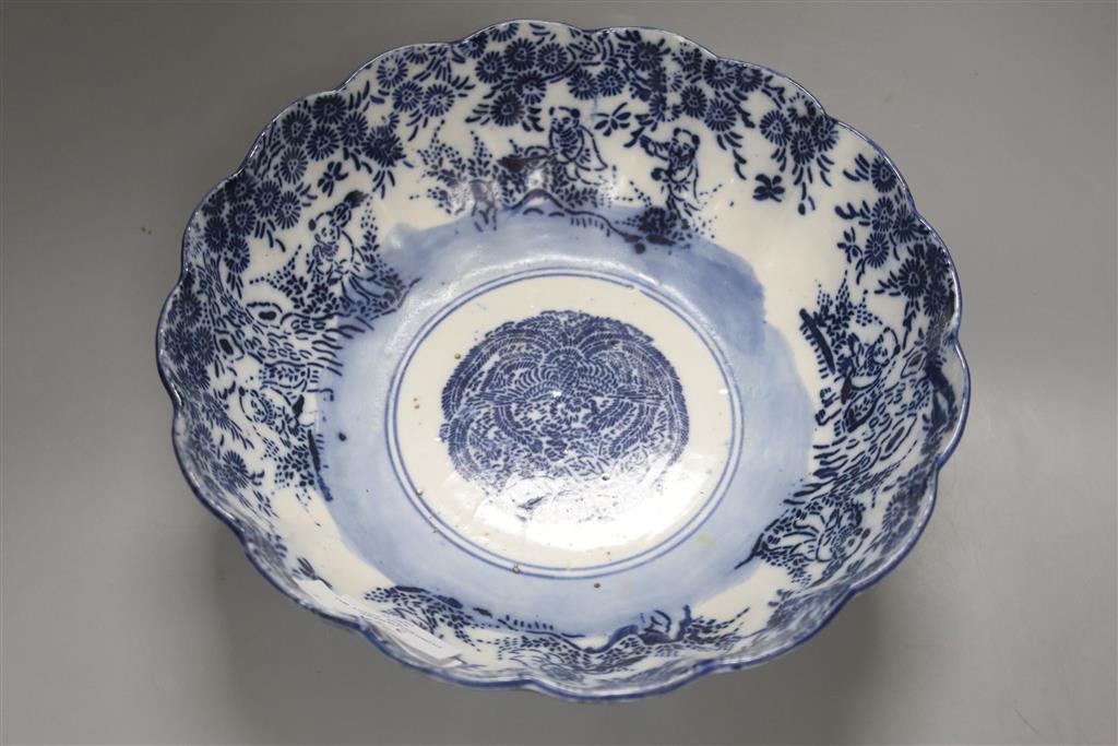 A Japanese porcelain fruit bowl, c.1900, diameter 25cm